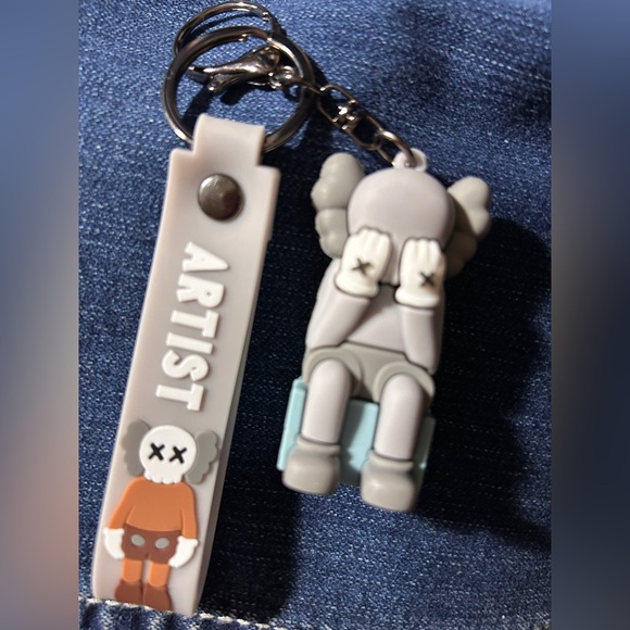 Kaws Keychain 😔🔑 - Picture 1 of 3